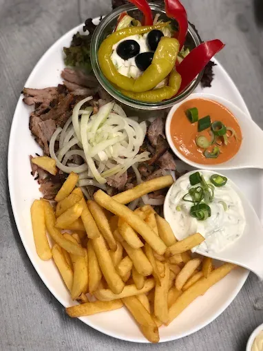 Gyrosteller mit Pommes frites und zwei Dips