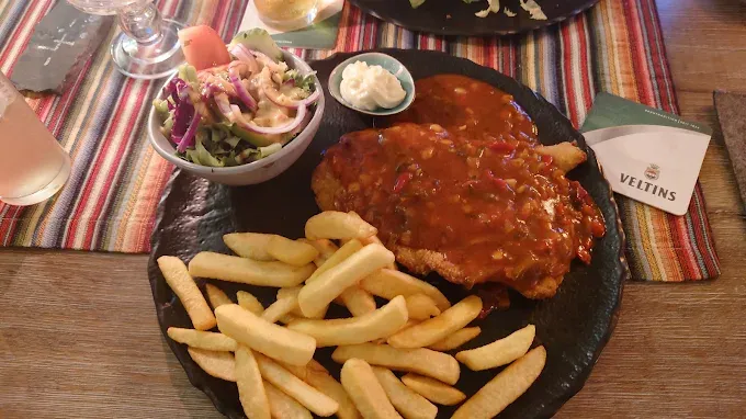 Schnitzel mit Sauce, Pommes frites und Beilagensalat