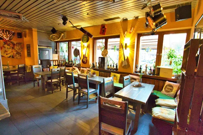 Heller Innenraum des Bistro Schröders bei Tageslicht